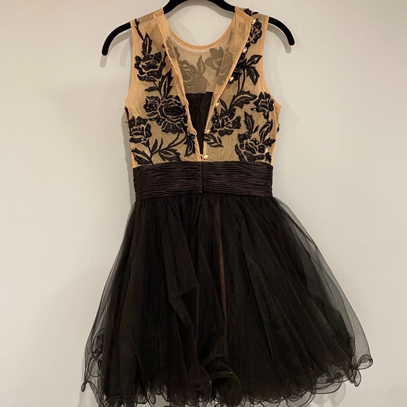 Black & Nude Sleeveless Cocktail dress - Picture 2 of 9